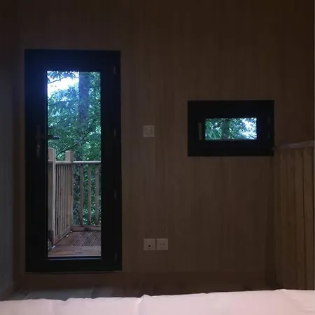 Adorable Cabane Dans Un Espace Boise Saint-Junien Exterior photo